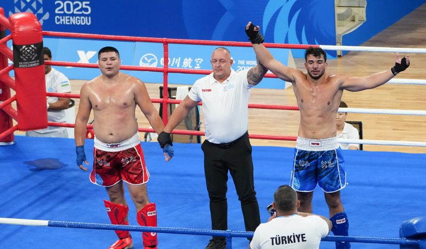 Türk milli sporcu Emin Özer, 2025 Dünya Oyunları'nda kick boks erkekler yarı final mücadelesini kazandı