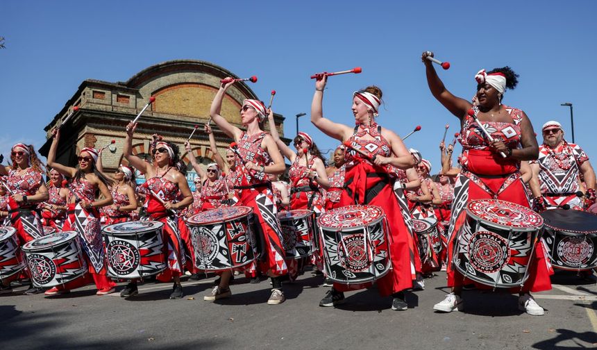 İngiltere'de düzenlenen Notting Hill Karnavalı renkli görüntülere sahne oldu
