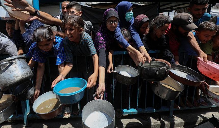 İsrail saldırıları ve ablukası altındaki Gazzelilere sıcak yemek dağıtıldı
