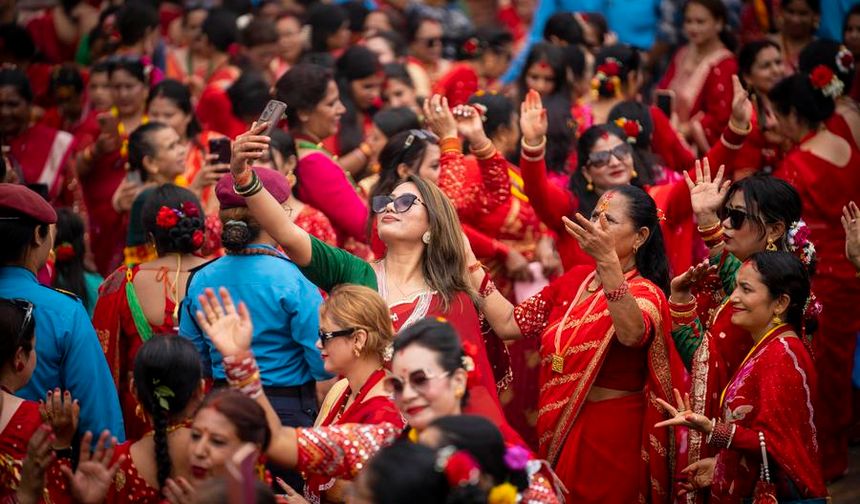 Nepal'de kutlanan Teej Festivali renkli görüntülere sahne oldu