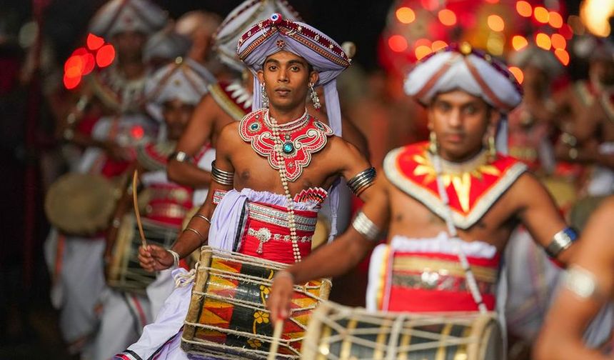 Sri Lanka'nın bin yıllık geçmişe sahip Esala Perahera Festivali renkli görüntülere sahne oldu
