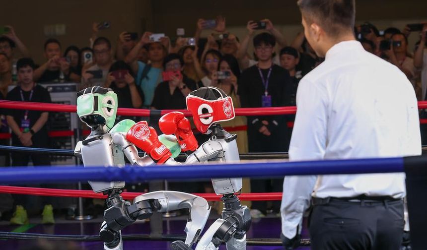 Çin'de düzenlenen 2025 Dünya Akıllı Endüstri Fuarı'nda insansı robotlar ziyaretçilerin ilgisini topladı