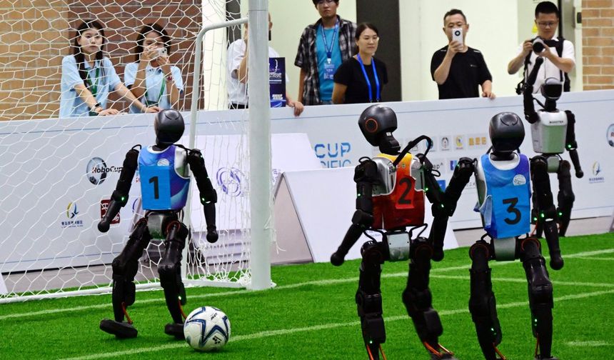 Çin'de düzenlenen 2025 Robot Dünya Kupası'nda robotlar futbol yeteneklerini sergiledi