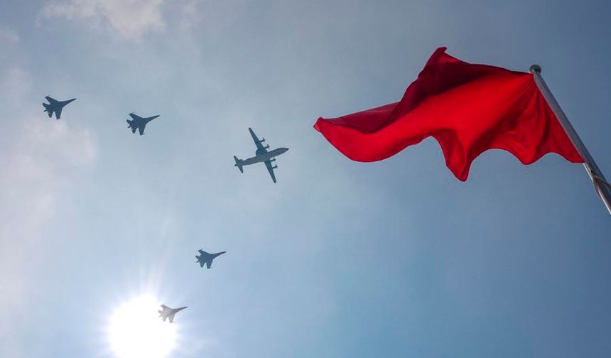 Çin'in askeri geçit töreninde hava birlikleri Tian'anmen Meydanı üzerinde uçuş yaptı