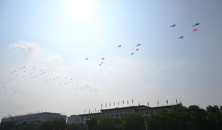 Çin'in Zafer Günü geçit töreni Tiananmen Meydanı'nda bayrak muhafızı hava filosunun gösterisiyle başladı