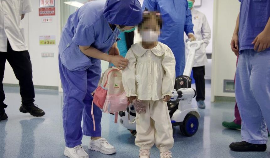 Çinli doktorlar, çocuk hastaya yapay kalp naklederek bir ilki başardı