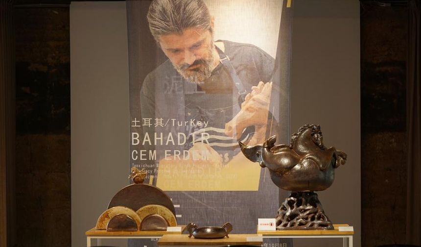 Türk seramik sanatçısı Erdem, Çin'e özgü tekniklerden esinlenerek ürettiği eserlerini Chengdu'da sergiledi