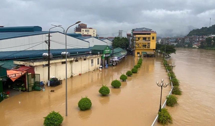 Vietnam'ı şiddetli yağış ve sel vurdu: 13 kişi öldü, 11 kişi kayıp