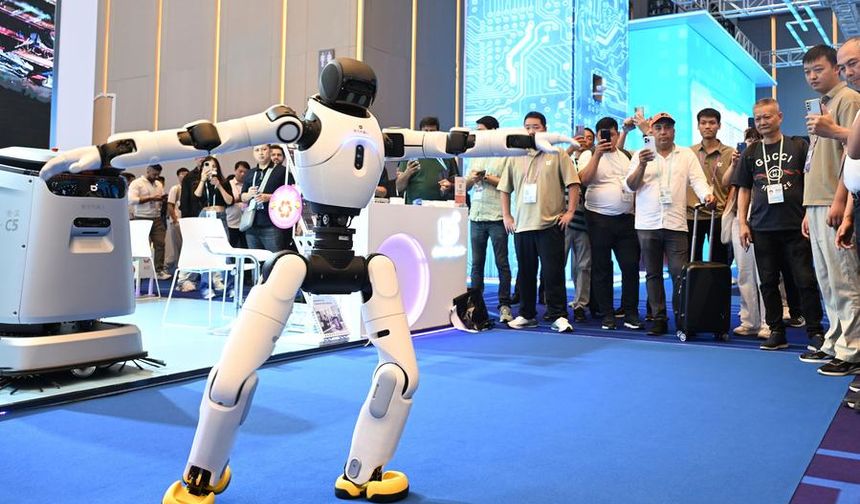 138. Çin İthalat ve İhracat Fuarı'nda son teknoloji robotlar yoğun ilgi topluyor