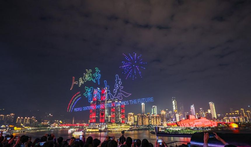 2025 Dünya Şehirler Günü drone gösterisi Çin'in Chongqing kentini aydınlattı