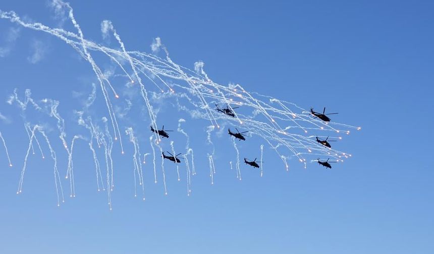7. Çin Helikopter Fuarı'nda helikopterlerle yapılan akrobasi gösterisi yoğun ilgi gördü