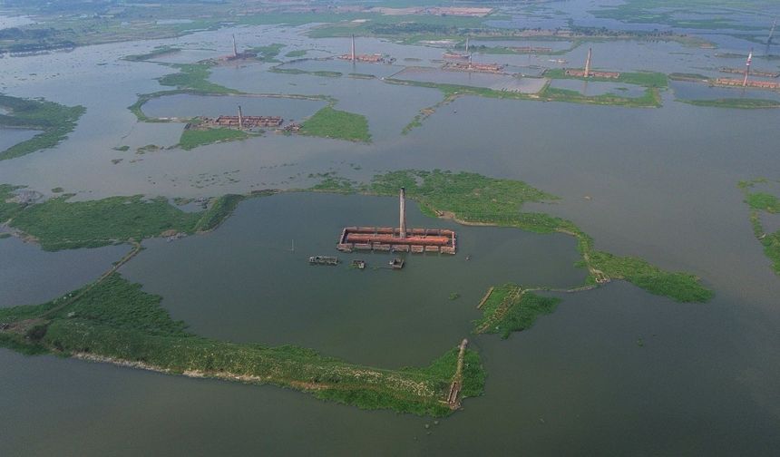 Bangladeş'in başkenti Dakka'nın alçak bölgeleri sele teslim oldu