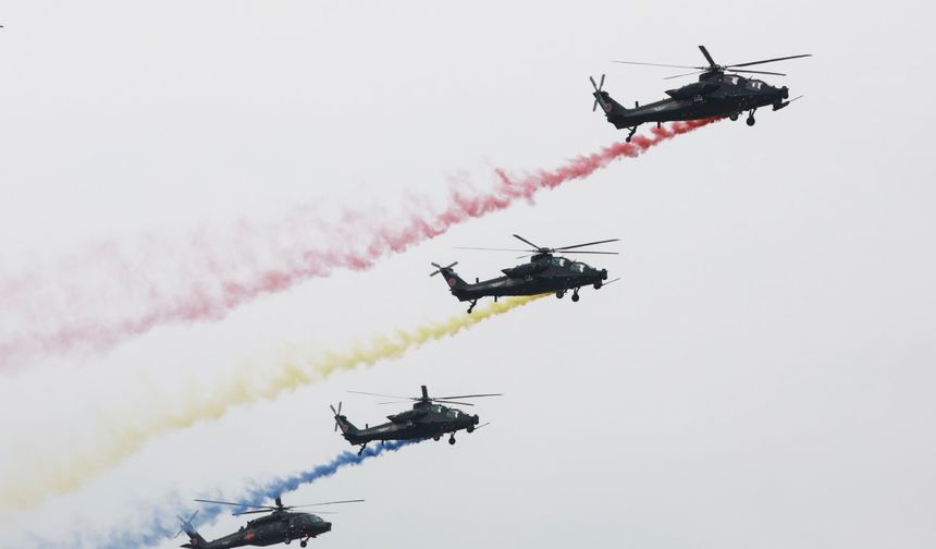 7. Çin Helikopter Fuarı'nın açılışında helikopterlerle akrobasi gösterisi yapıldı