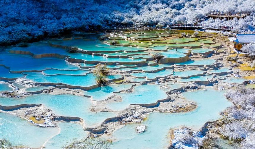 Çin'deki Huanglong doğal manzara alanında sonbaharın ilk karı tabloları andıran manzaralar oluşturdu