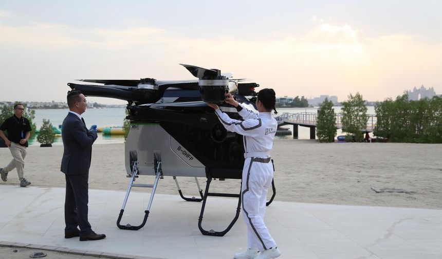 Çinli şirketin geliştirdiği uçan otomobil, Dubai'de tanıtım uçuşu yaptı