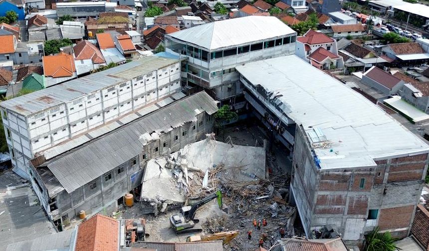 Endonezya'da çöken okulda hayatını kaybedenlerin sayısı 60'a yükseldi