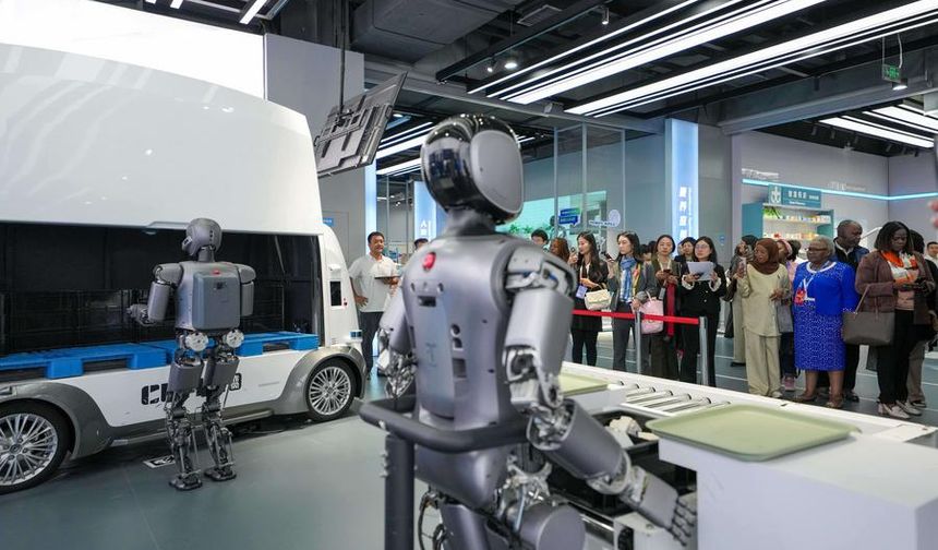 Küresel Kadın Zirvesi'ne katılan temsilciler, Beijing Dünya Robot Fuarı'nı ziyaret etti