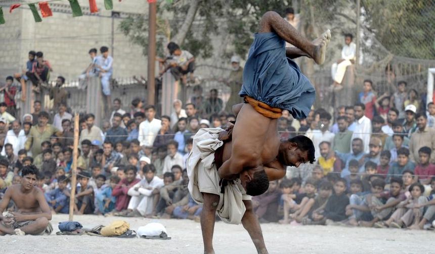 Pakistan'da geleneksel güreş müsabakası yoğun ilgi gördü