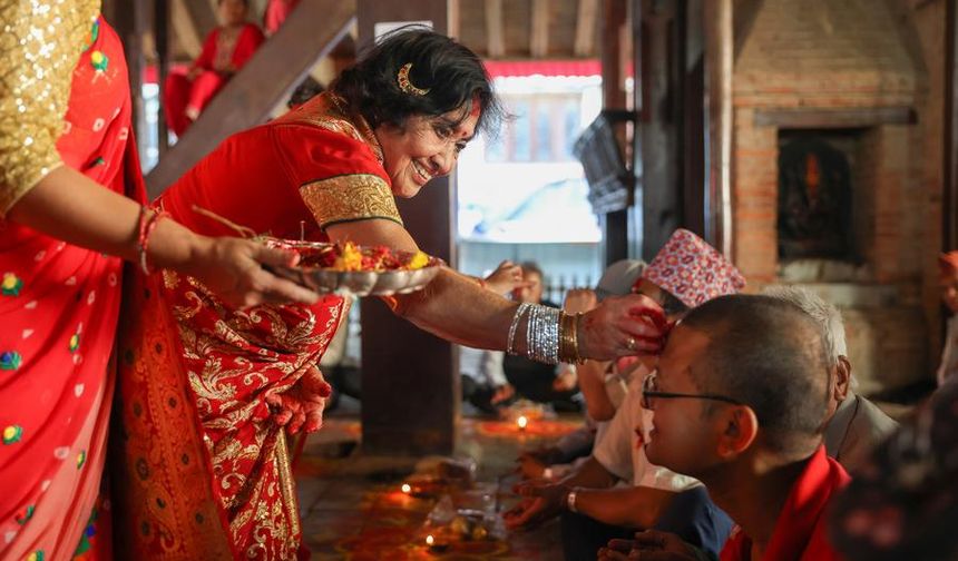 Nepal'de geleneksel Tihar Festivali ritüeller eşliğinde kutlandı