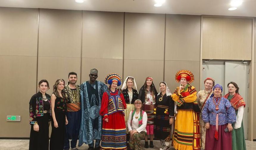 Türk seramik sanatçıları, 2025 Çin Jingdezhen Uluslararası Seramik Fuarı'nda İznik seramiklerini sergiledi