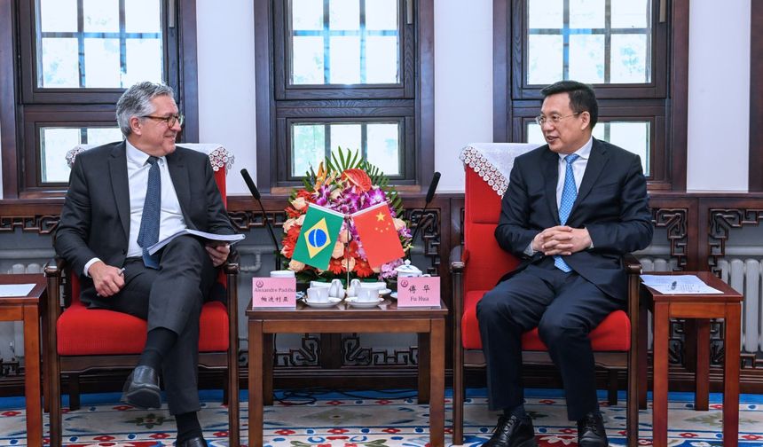 Xinhua Haber Ajansı Başkanı Fu, Brezilya Sağlık Bakanı Padilha ile görüştü