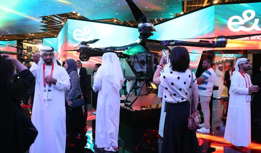 Yapay zeka ve yenilikçi teknolojilerin sergilendiği 45. GITEX Global Fuarı, Dubai'de başladı