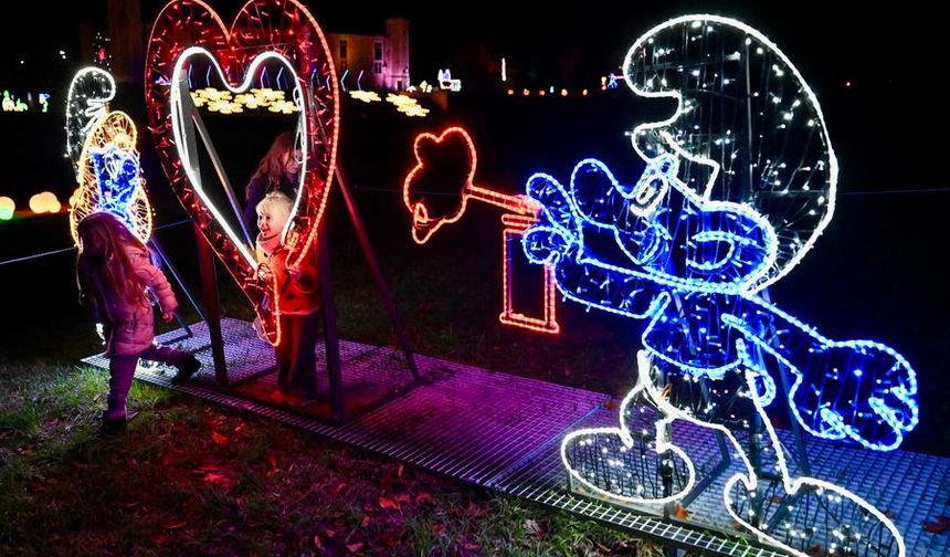 Belçika'da 'Şirinler' temalı ışık gösterisi renkli görüntülere sahne oldu