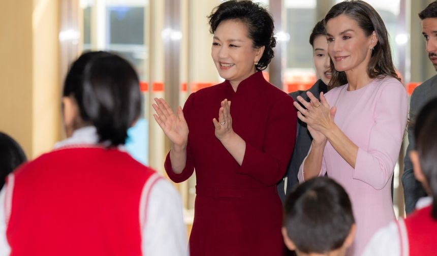 Çin Cumhurbaşkanı Xi'nin eşi Peng Liyuan ve İspanya Kraliçesi Letizia, Beijing Engelliler için Hizmet Gösterim Merkezi'n