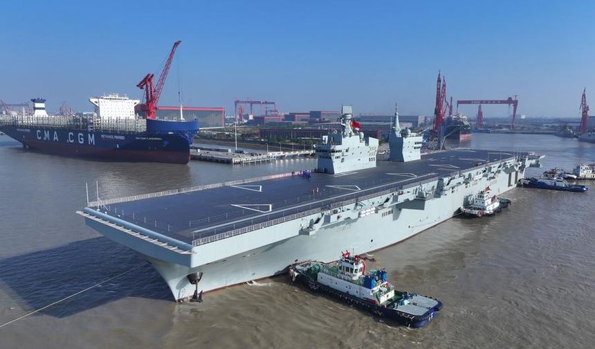 Çin'in amfibi hücum gemisi PLANS Sichuan, ilk seyir testi görevi için Shanghai'dan hareket etti
