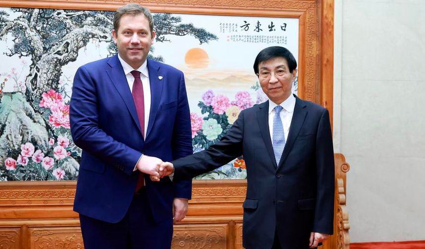 Çin'in en üst düzey siyasi danışmanı Wang, Almanya Başbakan Yardımcısı Klingbeil ile görüştü