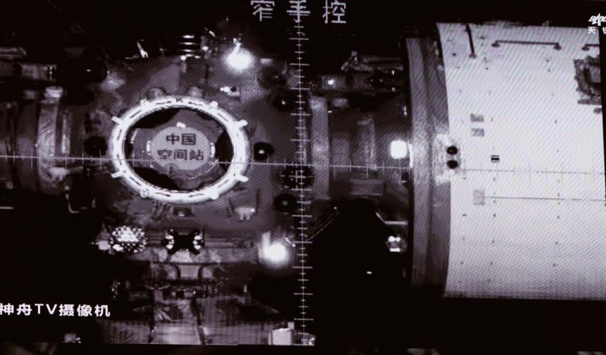 Çin'in Shenzhou-21 mürettebatlı uzay aracı, uzay istasyonu kombinasyonuna başarıyla kenetlendi