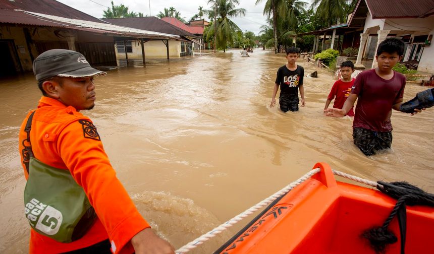 Endonezya'daki sellerde hayatını kaybedenlerin sayısı 9'a yükseldi