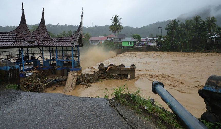 Endonezya'daki sel ve heyelanlarda hayatını kaybedenlerin sayısı 604'e yükseldi