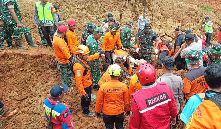 Endonezya'nın Orta Cava eyaletini heyelan vurdu: 2 ölü, 3 yaralı