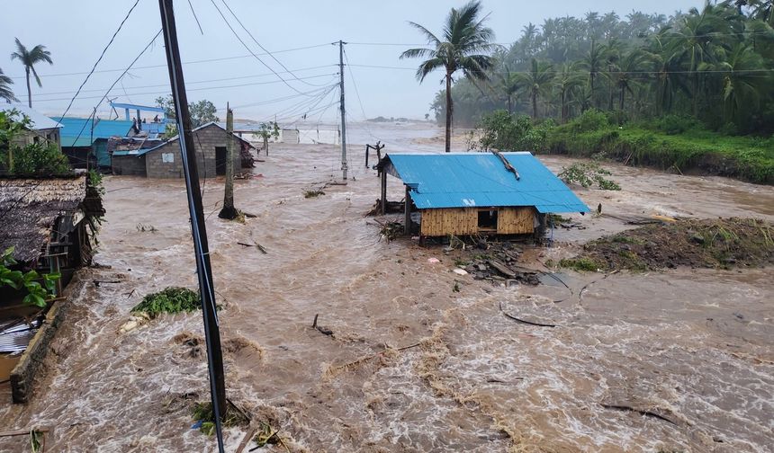 Fung-wong Tayfunu, bu yıl Filipinler'i vuran 21. tropikal siklon oldu