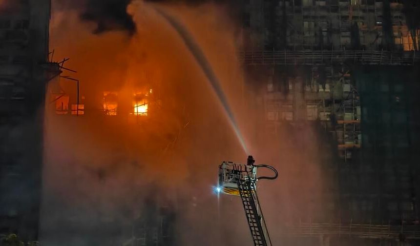 Hong Kong'da yangın çıkan sitede ev işlerine yardım eden 10 yabancı uyruklu görevli hayatını kaybetti