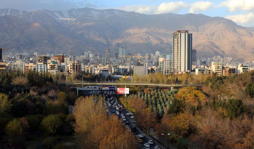 İran'ın başkenti Tahran'da hava kirliliği nedeniyle çevrimiçi eğitime ve uzaktan çalışmaya geçildi