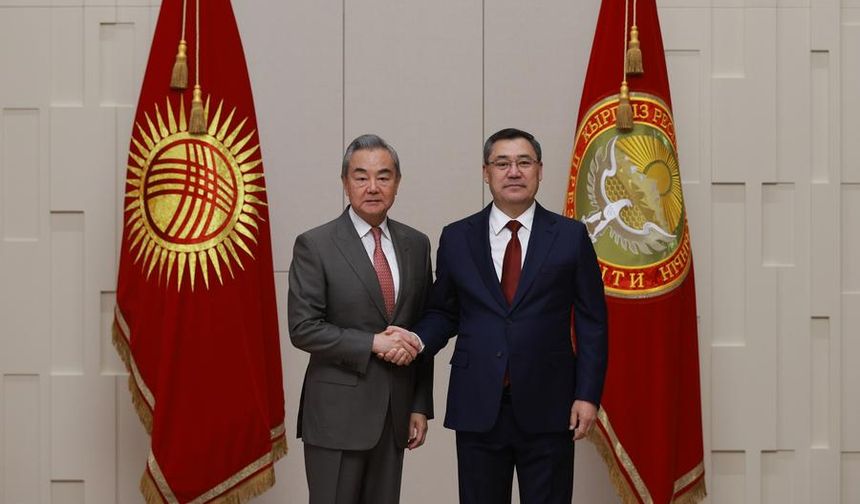 Kırgızistan Cumhurbaşkanı, Çin Dışişleri Bakanı ile görüştü