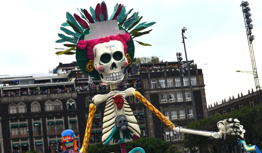 Meksika'da düzenlenen Ölüler Günü Geçit Töreni renkli görüntülere sahne oldu