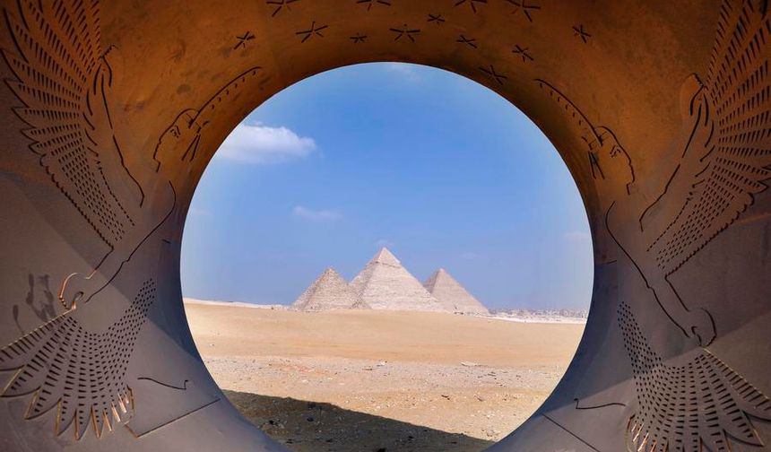 Mısır'da piramitlerin yakınında düzenlenen uluslararası sergi turistlerden yoğun ilgi gördü