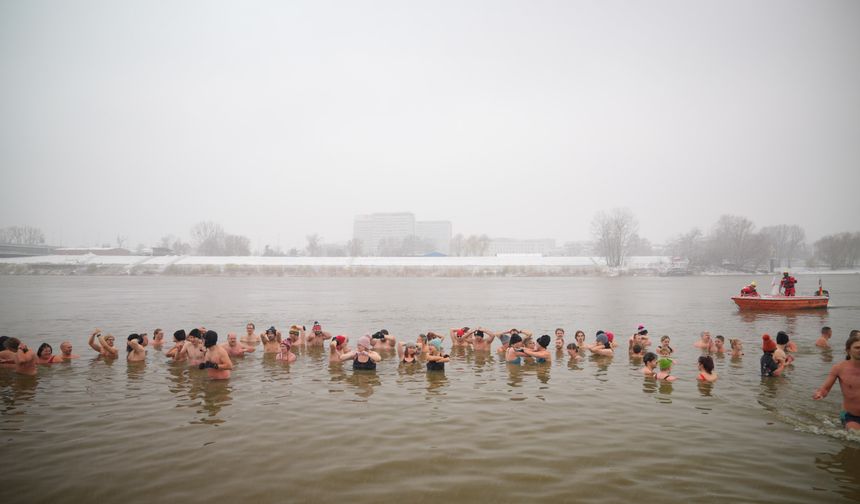 Polonya'nın başkenti Varşova'da soğuk suda yüzme sezonu başladı