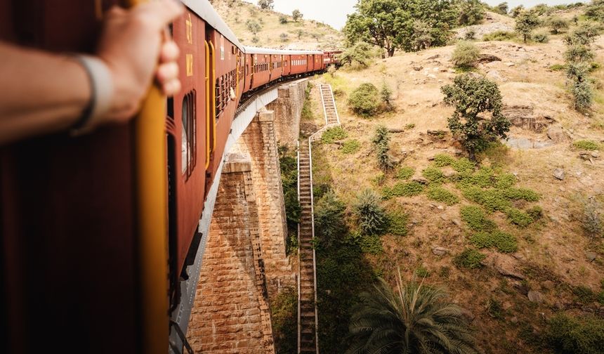 Hindistan'da tren kazası: 8 ölü, 17 yaralı