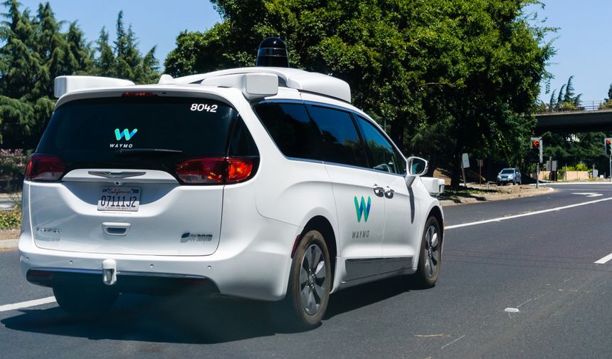 Otonom araç şirketi Waymo, San Francisco Körfez Bölgesi'ndeki otoyollarda robot taksi hizmetini sunmaya başladı