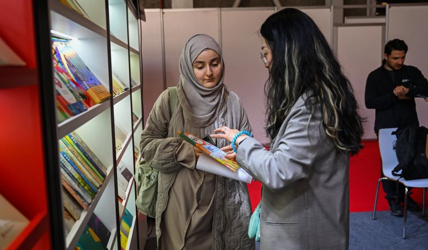 42. İstanbul Uluslararası Kitap Fuarı'nda Çinli yayınevleri 700'den fazla eseri ziyaretçilerle buluşturuyor