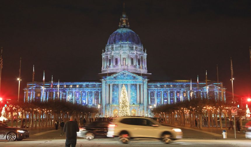 ABD'nin San Francisco kenti ışık gösterileriyle aydınlatıldı