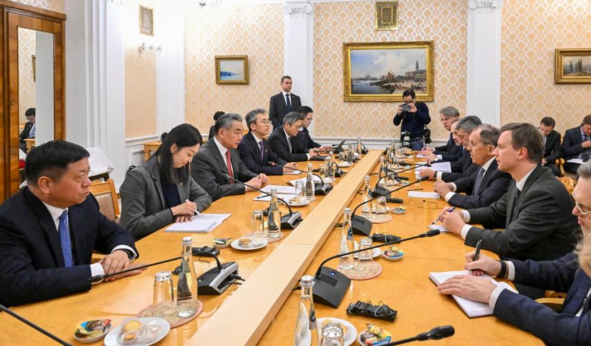 Çin Dışişleri Bakanı, Rus mevkidaşı ile görüştü