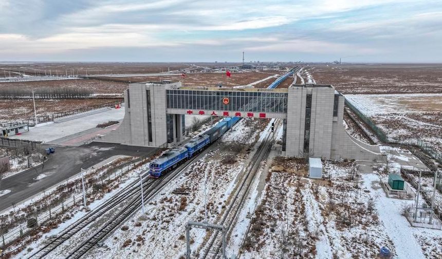 Çin-Moğolistan sınırındaki Erenhot kara limanından geçen yolcu ve araç sayısında artış kaydedildi