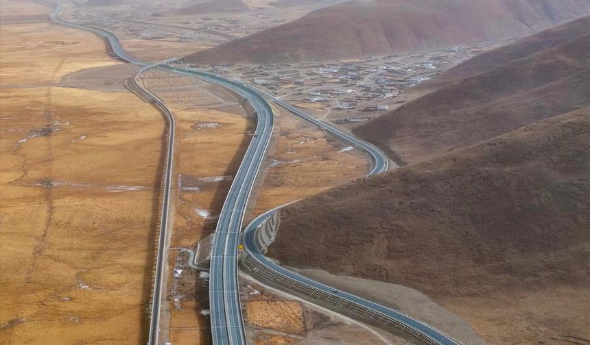Çin'de Qinghai-Xizang Demiryolu hattı üzerindeki en yüksek rakımlı yolcu istasyonu hizmete açıldı