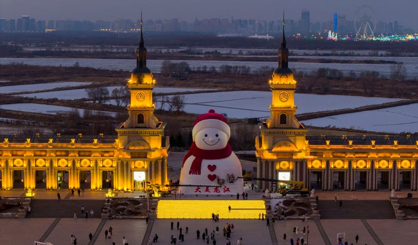 Çin'in Harbin kentinde 19 metrelik dev kardan adam ziyaretçilerden yoğun ilgi görüyor