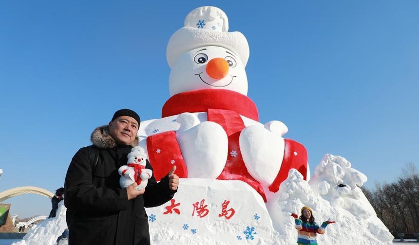 Çin'in Harbin kentinde 23,8 metrelik kardan adam ziyaretçilerini bekliyor
